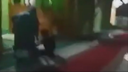 Viral! Seorang Wanita di Aceh Ngamuk Banting Al-Qur'an di Masjid