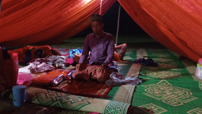 Warga Korban Gempa Bawean, Buka Puasa hingga Sholat Tarawih di Tenda Darurat