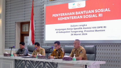 Kemensos dan Komisi VIII DPR RI Salurkan Bansos di Tangerang