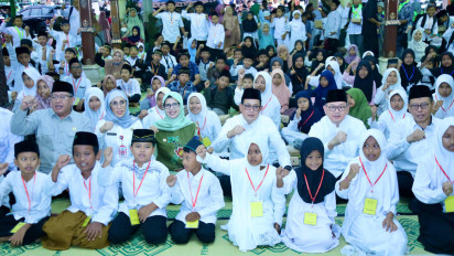 Bupati Blitar Bersama Pj Gubernur Jawa Timur Serahkan Santunan Kepada 1.000 Anak Yatim