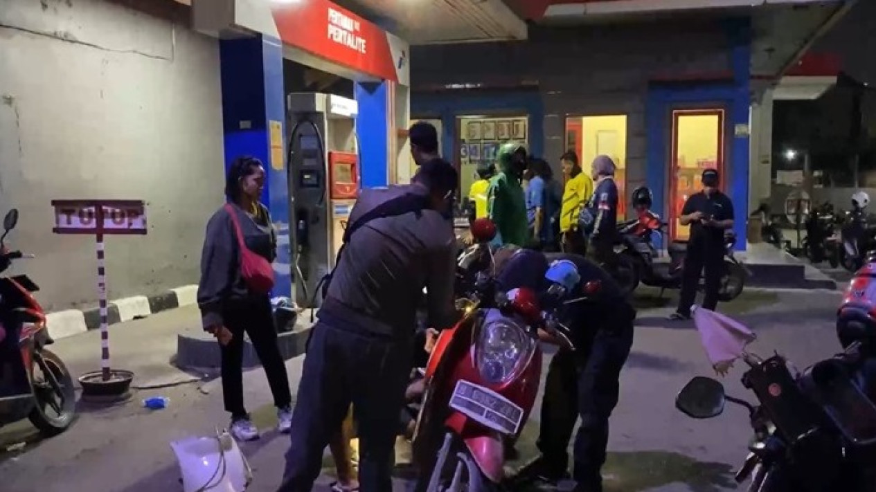 Terkuak, Pelaku Kasus Pertalite Campur Air di Bekasi
            - galeri foto