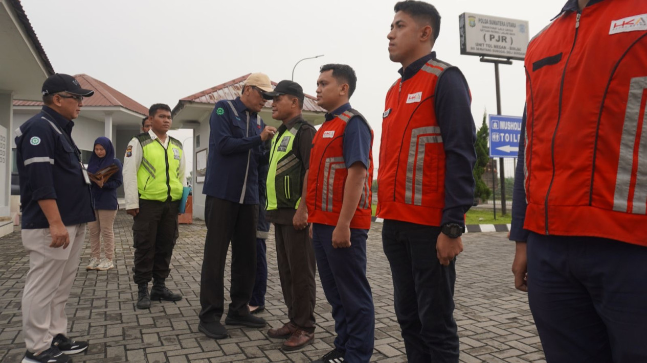 Info Mudik: Prediksi 10 Persen Lonjakan Pengendara pada Musim Mudik, Pengelola Tol Medan Binjai Gelar Apel Akbar
            - galeri foto
