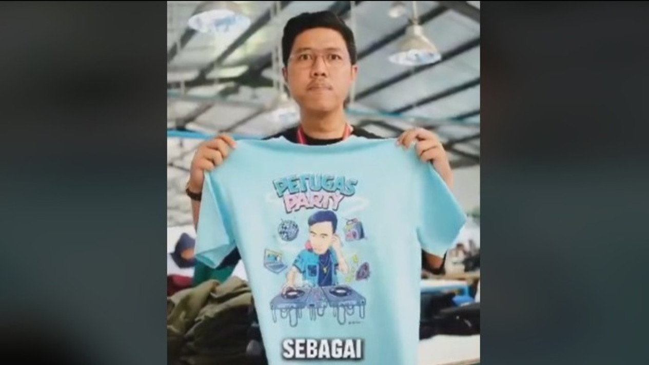 Agak Laen! Aksi Gibran Rakabuming Pesan 10 Ribu Kaos 'Awokwokwok dan Petugas Party'
            - galeri foto