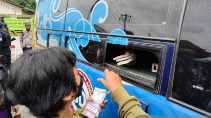 Satpol PP Surakarta Tertibkan Pedagang Uang Baru di Jalan Raya Solo