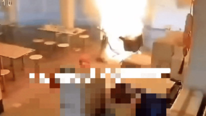 Ngeri, Sepeda Motor Listrik Terbakar Hebat di Tengah Keramaian, Api Langsung Sambar 3 Kios