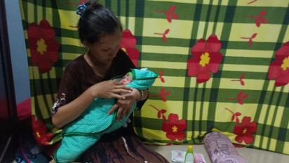 Detik-detik Perjuangan Ibu Muda saat Melahirkan di Tenda Pengungsian Gempa Bawean, Gresik