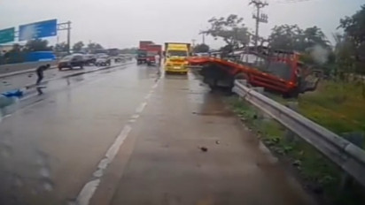 Sehari Usai Insiden di Gerbang Tol Halim, Kecelakaan Truk Terjadi Arah GT Karawang Timur 2, Diduga Jalan Licin