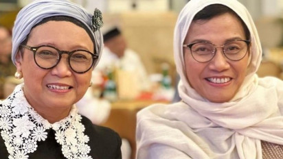 Momen Sri Mulyani dan Retno Marsudi Pakai Satu Sajadah Berdua saat  Hadiri Bukber dengan Presiden Jokowi: Aku dan Bestie
