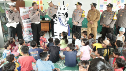 Anak-anak Pengungsi Korban Gempa di Bawean Dihibur Atraksi Lucu Boneka Zebra