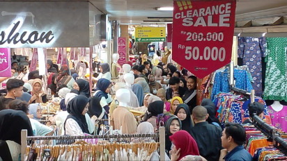 Masih Dua Pekan Menuju Hari Raya Lebaran, Warga Bandung Mulai Berburu Pakaian di Pasar Baru Meski Harus Rela Berdesakan