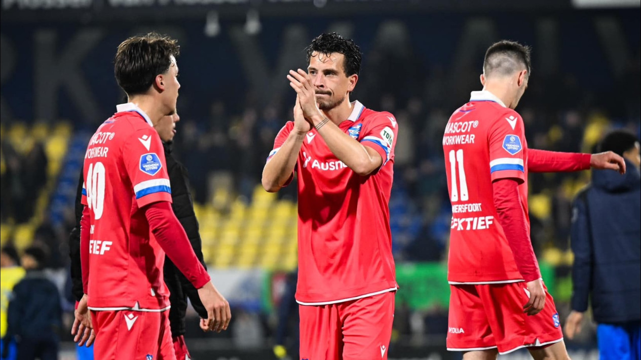 Bersama Nathan Tjoe-A-On Kembali ke SC Heerenveen, Thom Haye Main Penuh dan Curi Poin di Kandang Lawan
            - galeri foto