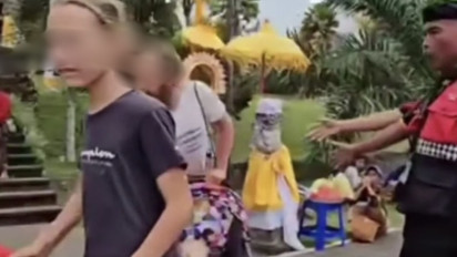 Turis Asing Hanya Pakai Celana Dalam Masuk Pura Besakih, Diusir Pecalang Malah Marah-Marah