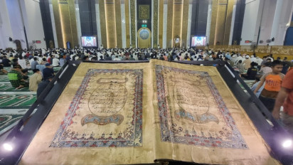Sambut 10 Akhir Ramadhan, Al-Qur'an 100 Tahun Dipamerkan di Pintu 23 Masjid Al-Akbar Surabaya
