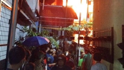 Kebakaran di Kawasan Padat penduduk Kota Bandung, 10 Unit Branwir Diterjunkan, Pemadam Kesulitan