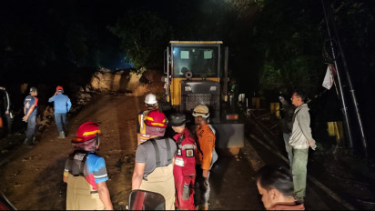 Longsor Timbun Jalan Nasional Sukabumi-Bogor, Akses Kendaraan Terputus Total, Tim Gabungan Langsung Evakuasi