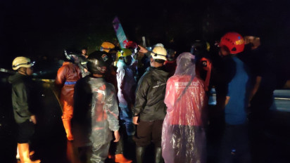 Longsor Timbun Jalan Nasional Sukabumi - Bogor Akses Kendaraan Terputus Total