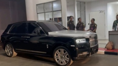 Kejagung Sita Mobil Rolls-Royce dan Mini Cooper dari Kediaman Harvey Moeis Suami Sandra Dewi