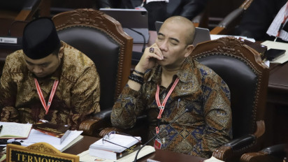 Momen Kocak Ketua MK Ingatkan Hasyim Asy'ari: Semangat Sedikit, Pak!