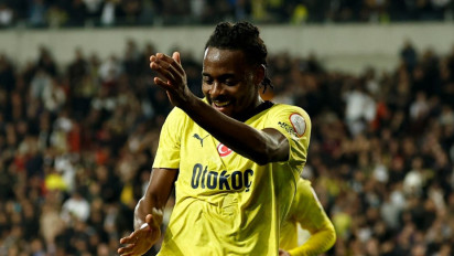 Pemain Asing Dapat Kecaman FIFA Usai Aniaya Suporter yang Lakukan Pitch Invasion