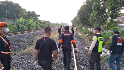 Pria Tanpa Identitas Meninggal Usai Tertabrak Kereta Api di Perlintasan Tanpa Palang Semarang