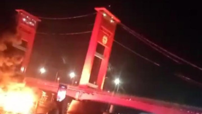 Kobaran Api Kapal Jukung Sempat Memanggang Jembatan Ampera Palembang