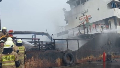 Kapal Pengangkut BBM Terbakar di Pelabuhan Marunda
