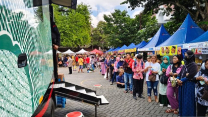 Antrean Panjang Ratusan Warga di Solo Tukar Uang Baru untuk Lebaran