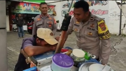 Viral! Polisi Gerebek Penjual Es Cendol di Depok yang Sedang Tidur, Si Bapak Kaget, Tiba-Tiba Banyak Orang, Subhanallah
