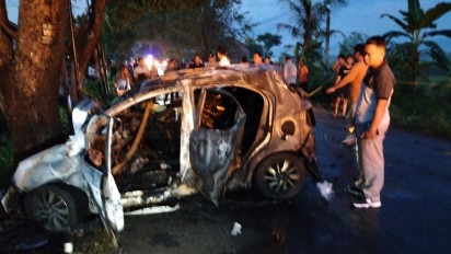 Tragis! Mobil Tabrak Pohon hingga Terbakar di Ponorogo, 2 Penumpang Tewas Terpanggang