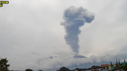 Erupsi! Gunung Marapi Sumbar Muntahkan Abu Vulkanik Setinggi 1,5 Kilometer