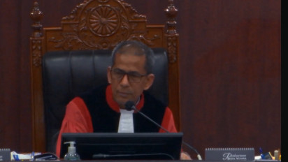Hakim MK Saldi Isra Kelakar Kuasa Hukum KPU Tak Ada Kerja Cuma Duduk Diam