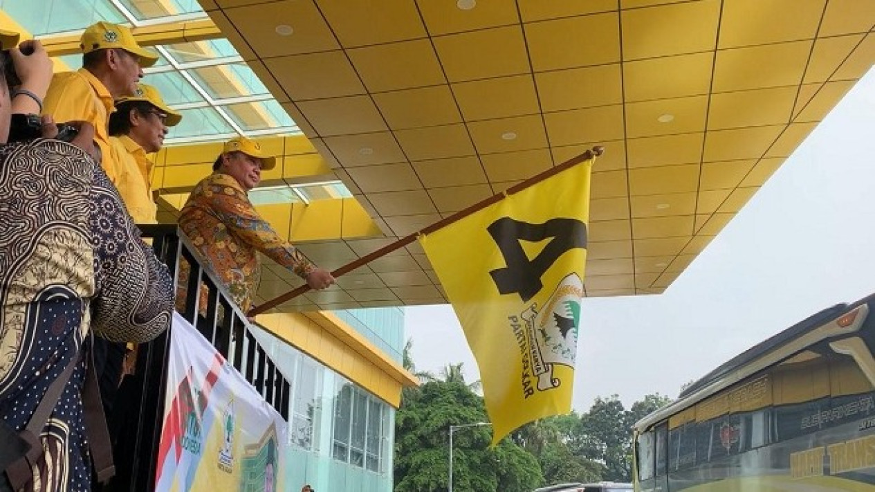 Lepas 20 Unit Bus, Airlangga Hartarto Berangkatkan 1.000 Pemudik di Kantor Golkar
            - galeri foto