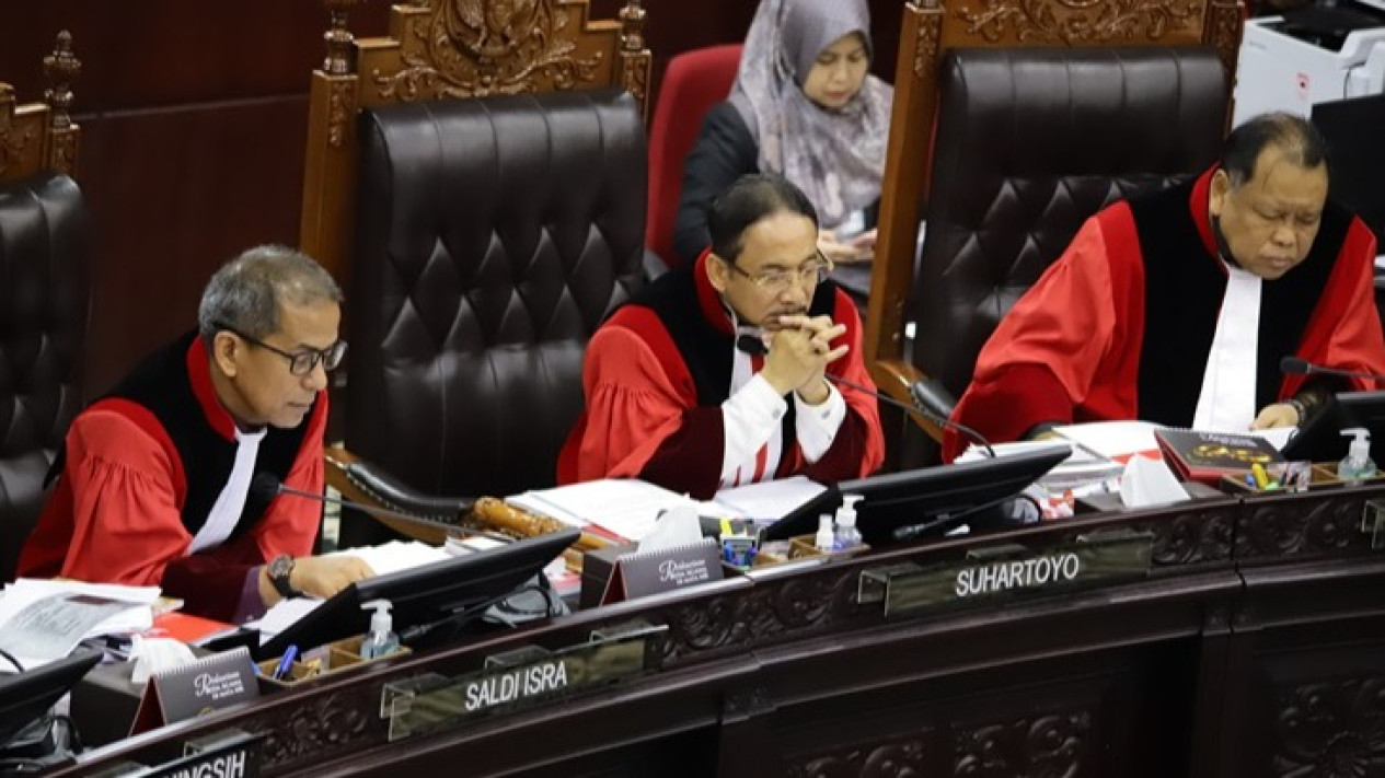 Hotman Paris Ditegur Hakim MK Karena Sebut Sirekap Tidak Penting Dibahas
            - galeri foto