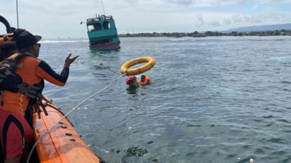 KM Naga Mas Kandas di Perairan Nusa Penida, Tim Sar Evakuasi Awak Kapal