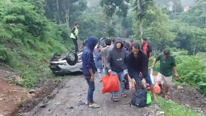 Sehari 3 Kecelakaan di Jalur Gentong Tasikmalaya, Kali ini Travel Minibus Terjun ke Jurang