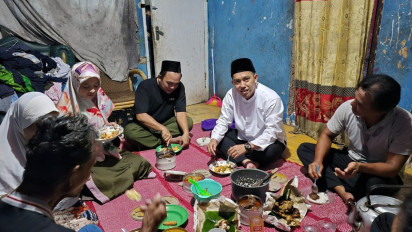Aksi Sespri Iriana Jokowi yang Bakal Calon Wali Kota Bogor Sendi Fardiansyah Sahur di Rumah Warga Miskin