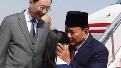 Bikin Mewek! Saat Tiba di China, Menhan Prabowo Langsung Cium Anak Kecil usai Dapat Bingkisan Bunga: Terima Kasih