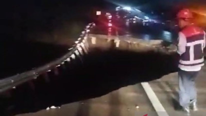 Jalan Tol Bocimi Longsor Membentuk Lubang Besar Meski Belum Genap Setahun Diresmikan Presiden Jokowi