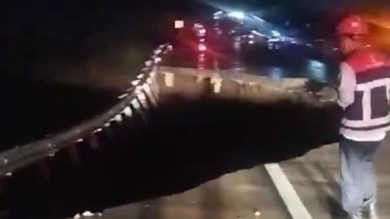 Longsor di Tol Bocimi Mengakibatkan 2 Orang Terluka
            - galeri foto