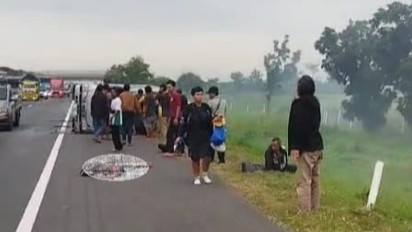 Minibus Terguling di Tol Kanci Pejagan KM 242A Brebes, 4 Pemudik Alami Luka-luka