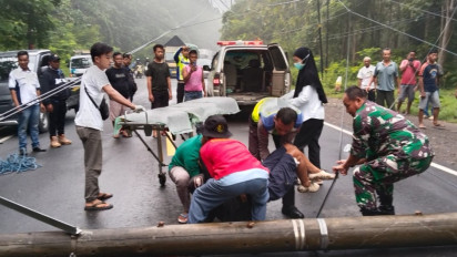 Pengendara Sepeda Motor di Blora Luka Parah Akibat Tertimpa Tiang Listrik Roboh
