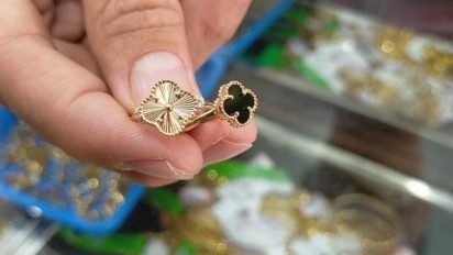 Mendekati Hari Lebaran, Sejumlah Toko Emas di Bojonegoro Ramai Diserbu Pembeli