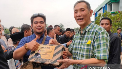 Menjelang Lebaran 2024, Bos Jalan Tol Jusuf Hamka Bagi 300 Sepatu Gratis  Untuk Warga Jaksel