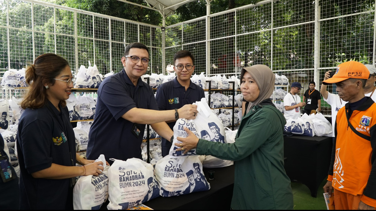 Maknai Momen Ramadan, Telkom Bersama Mandiri dan MindID Gelar Pasar Murah 2.000 Paket Sembako untuk Ojol dan Masyarakat Sekitar
            - galeri foto