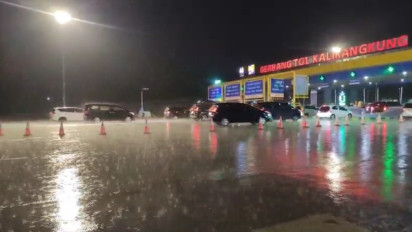 Info Mudik: Tol Kalikangkung Diguyur Hujan Deras, Arus Kendaraan Mulai Meningkat