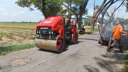 Mendekati Lebaran, Dinas PUPR Nganjuk Kebut Tambal Jalan untuk Kenyamanan Pemudik