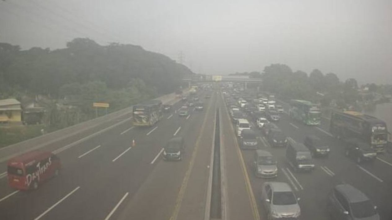 Info Mudik, H-4 Lebaran 2024 Jalur Contraflow Tol Jakarta-Cikampek Padat Merayap Belasan Kilometer, Lihat Fotonya
            - galeri foto