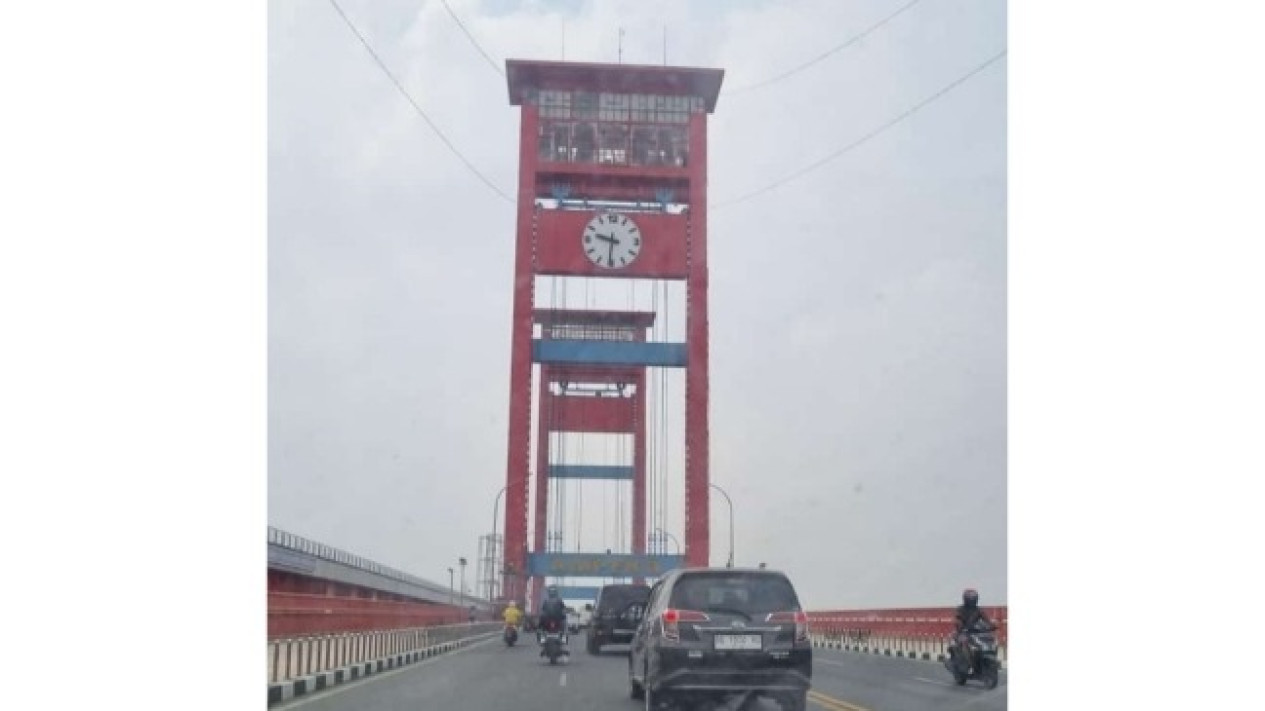 Jembatan Ampera Ditutup Sementara Saat Salat Idulfitri di Masjid Agung Palembang
            - galeri foto