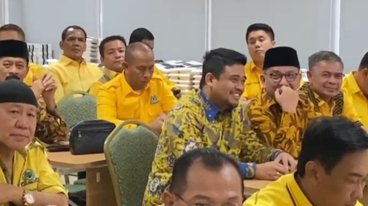 Menantu Jokowi Hadir di DPP Golkar, Bobby Nasution Tersenyum Lepas, Apakah sudah Merapat? 
            - galeri foto