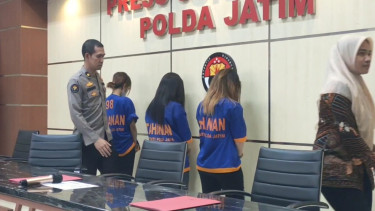 Tiga Selebgram Cantik Terpaksa Lebaran dalam Penjara, Salah Satunya Pingsan Saat Dirilis di Hadapan Media